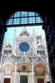 Duomo de Sienne depuis un porche de l'Ho&#770;pital Santa Maria della Scala
